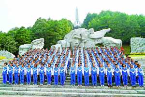 桂林市中學生在紅軍長征突破湘江戰役公園大型 群雕前朗誦毛澤東詩詞
