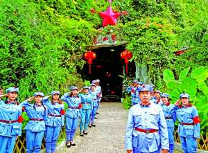 湘江戰役紀念館附近的一家餐廳，從老闆到服務人員全部身着紅軍服裝為食客服務。 