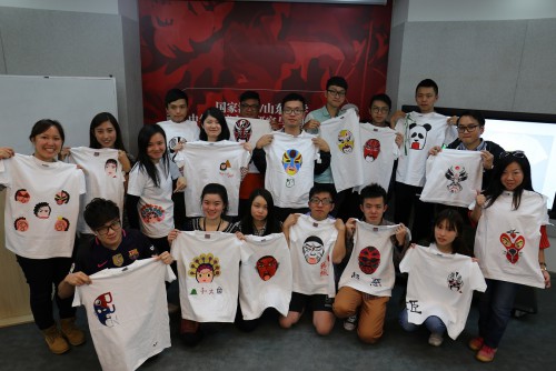 學員們把京劇中的臉譜，混合個人創意，繪畫到Ｔ恤上。