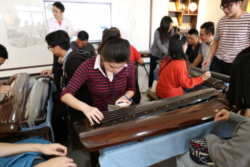 學員們學習古琴知識，並體驗古琴的用法