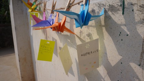 學生們寫下的願望均掛在紙鶴上